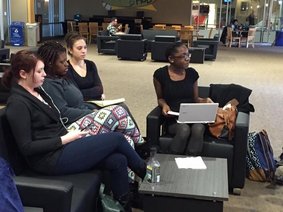 Jovanna Laurencin, far right, leads the Colleges Against Cancer clubs first meeting in the Fireplace Lounge.