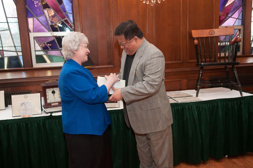 Sr Anne Munley presents Dr. Uldarico Rex Dumdum Jr. with his award. Photo courtesy of Michael Straub.