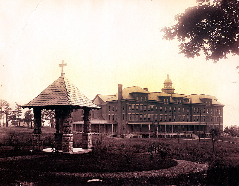 Before+the+fire%2C+the+Motherhouse+and+Seminary+was+a+four-story+building+that+included+a+chapel%2C+novitiate+classrooms%2C+dining+rooms%2C+dorms+and+faculty+housing.